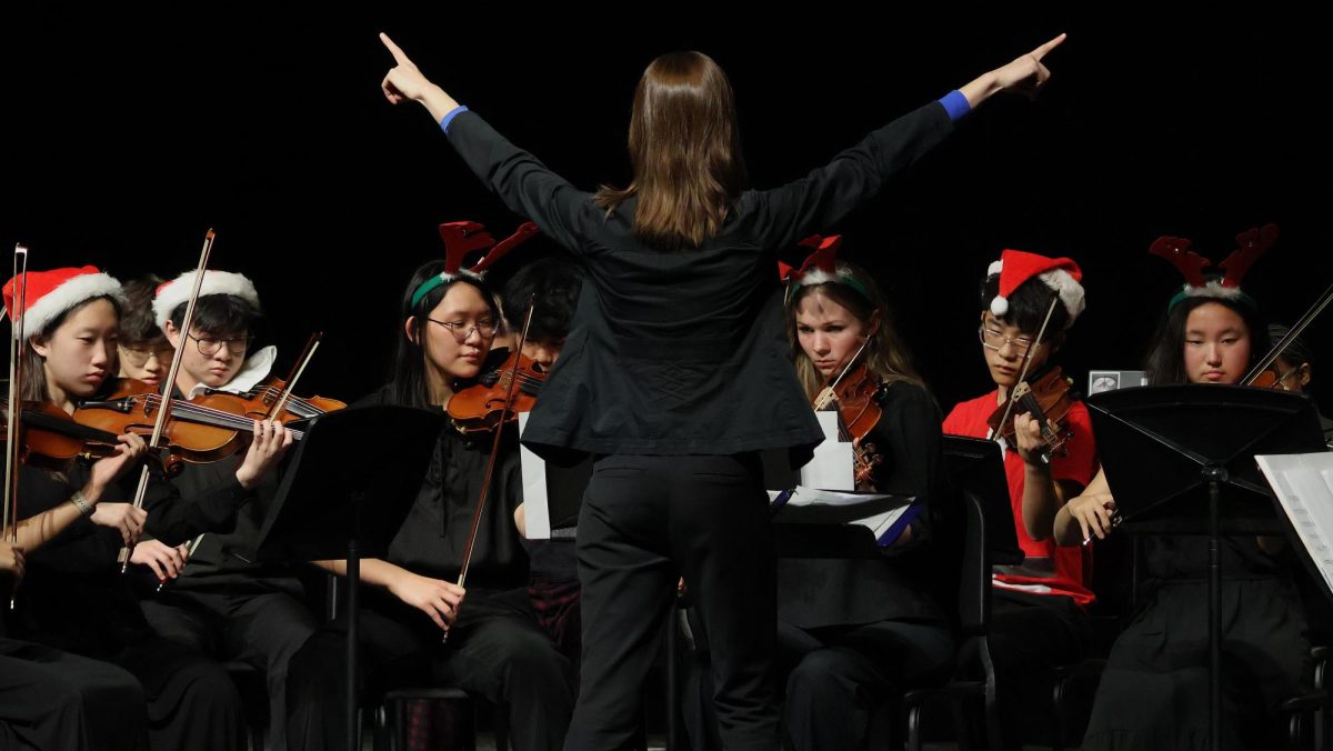 All orchestras performing the last piece of the concert together while being instructed by Lilian Green. 